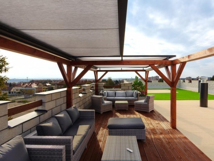 Clona s montáží pod střechu